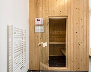 Badkamer met douche en wastafel in Waterparc Veluwemeer bungalow Biddinghuizen, ideaal voor een comfortabel verblijf.