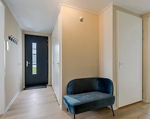 Ruime badkamer met toilet en douche in de 4-persoons bungalow Waterparc Veluwemeer, Biddinghuizen, Flevoland.