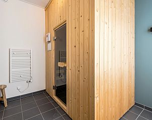 Terras met zitgelegenheid bij Waterparc Veluwemeer bungalow Biddinghuizen, met uitzicht op het landschap.