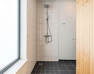 Buitenterras van de 4-persoons bungalow Waterparc Veluwemeer, Biddinghuizen, perfect voor buiten dineren.