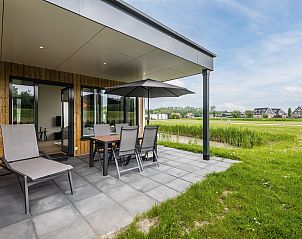 Waterparc Veluwemeer bungalow Biddinghuizen met terras en groen uitzicht, ideaal voor ontspannen vakanties.