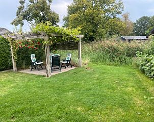 Priv zithoek in de tuin van Chalet in Biddinghuizen, ideaal voor ontspanning in Flevoland.