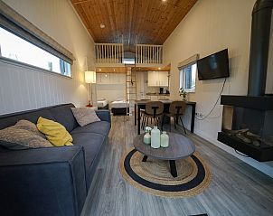 Gezellige binnenruimte van Chalet in Biddinghuizen, Oostelijk Flevoland, met moderne inrichting.