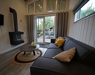 Uitzicht vanuit de woonkamer van Chalet in Biddinghuizen, Oostelijk Flevoland, met toegang tot terras.