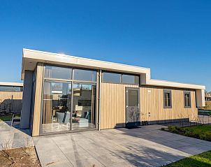 Moderne vakantiehuis Pavilion 6 in Biddinghuizen, Oostelijk Flevoland, met ruim terras en strakke architectuur.