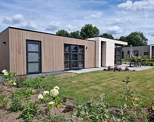 Cube Maximaal 4 vakantiehuis in Biddinghuizen, Flevoland, met moderne architectuur en een ruim terras in een groene omgeving.