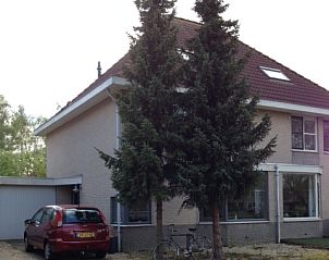 Auenbereich des Ferienhauses 350 m vom Strand entfernt in Zeewolde, Flevoland, umgeben von grner Natur und moderner Architektur.