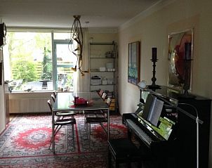 Esszimmer im Ferienhaus 350 Meter vom Strand in Zeewolde, Flevoland, mit stilvoller Einrichtung und viel Tageslicht.