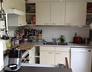 Moderne Kche im Ferienhaus 350 Meter vom Strand in Zeewolde, Flevoland, ausgestattet mit allen Annehmlichkeiten fr einen komfortablen Aufenthalt.