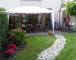 Ruhiger Garten mit Veranda im Ferienhaus 350 Meter vom Strand in Zeewolde, Flevoland, ideal fr Entspannung im Freien.