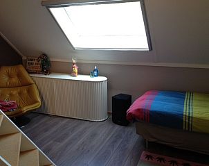 Schlafzimmer mit Dachfenster im Ferienhaus 350 Meter vom Strand in Zeewolde, Flevoland, bietet viel natrliches Licht und eine gemtliche Atmosphre.