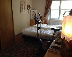 Hauptschlafzimmer im Ferienhaus 350 Meter vom Strand in Zeewolde, Flevoland, mit bequemen Betten und stilvoller Einrichtung.