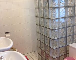 Modernes Badezimmer in einem Ferienhaus 350 Meter vom Strand entfernt in Zeewolde, Flevoland, mit eleganter Ausstattung und frischem Look.