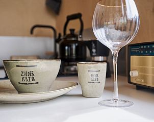 Stijlvol servies in de keuken van Huisje in Kraggenburg, vakantiehuis in Oostelijk Flevoland, Flevoland.