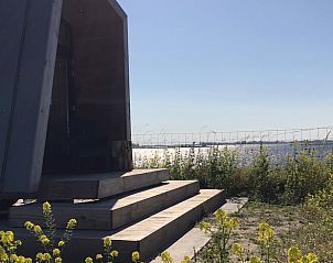 Terras met uitzicht op het water bij Huisje in Kraggenburg, vakantiehuis in Oostelijk Flevoland, Flevoland.