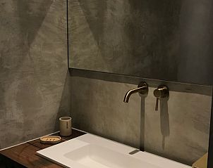 Modern bathroom in cottage in Kraggenburg with luxury sink in Eastern Flevoland.