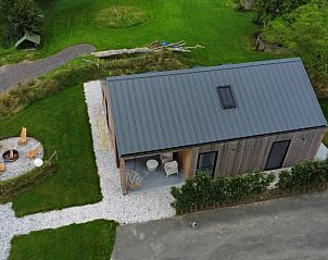 Luftaufnahme des Ferienhauses in Kraggenburg, Ost-Flevoland, mit moderner Veranda und grner Umgebung.
