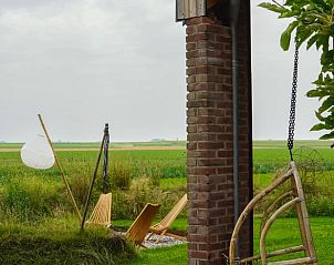 Genieen Sie die lndliche Aussicht von der Veranda des Ferienhauses in Kraggenburg, das im grnen Flevoland liegt.