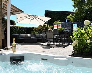 Ontspan in de jacuzzi van FL023 vakantiehuis in Dronten, Oostelijk Flevoland, Flevoland.