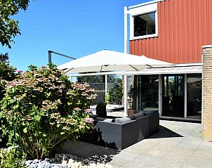 Ruim grasveld bij FL023 vakantiehuis in Dronten, omgeven door natuur in Oostelijk Flevoland, Flevoland.