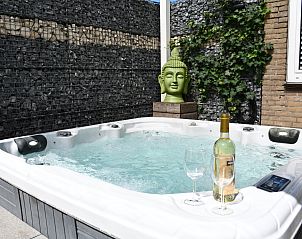 Gezellige woonkamer met terraszicht in FL023 vakantiehuis, Dronten, Oostelijk Flevoland, Flevoland.