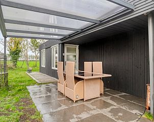 Ruime keuken en eetgedeelte in Vakantiehuisje in Dronten, Oostelijk Flevoland, met moderne voorzieningen en uitzicht op de tuin.