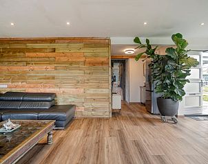 Vogelhuisje in de tuin van Vakantiehuisje in Dronten, Oostelijk Flevoland, biedt een natuurlijke omgeving voor lokale fauna.