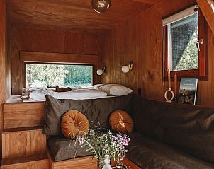 Gezellige binnenruimte van Vakantiehuis in Zeewolde, Flevoland met comfortabele zitplek en uitzicht op de natuur.