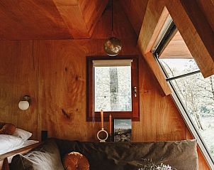 Interieur van Vakantiehuis in Zeewolde, Flevoland met houten afwerking en moderne inrichting.