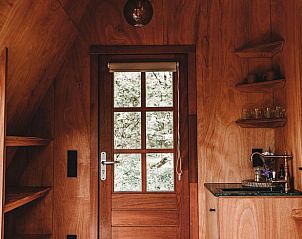 Ingang van Vakantiehuis in Zeewolde, Zuidelijk Flevoland met houten deur en rustieke uitstraling.