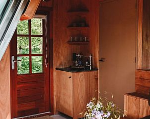 Keukenhoek in Vakantiehuis in Zeewolde, Flevoland met houten kastjes en praktische indeling.