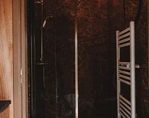 Moderne badkamer in Vakantiehuis in Zeewolde, Zuidelijk Flevoland met luxe douche en stijlvolle inrichting.