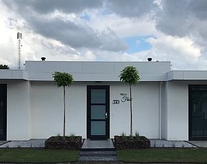 Modern front of cottage in Zeewolde with sleek architecture.
