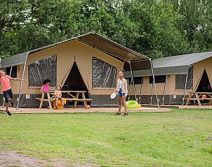 Kinderen spelen voor Glampingtent de Meeuw in Zeewolde, Flevoland. Geniet van luxe glamping met ruime veranda en groene omgeving.