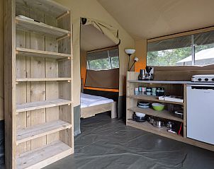 Binnenruimte van Glampingtent de Meeuw in Zeewolde, Zuidelijk Flevoland. Gezellige inrichting met keuken en uitzicht op de natuur.