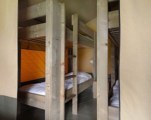 Slaapkamer met stapelbedden in Glampingtent de Meeuw, Zeewolde, Zuidelijk Flevoland. Ideaal voor een avontuurlijke glamping ervaring.