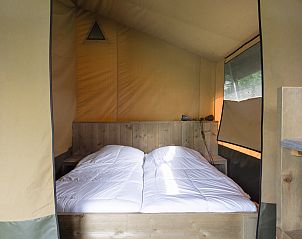 Gezellige slaapkamer in Glampingtent de Meeuw, een glamping lodge in Zeewolde, Zuidelijk Flevoland, met comfortabel tweepersoonsbed.
