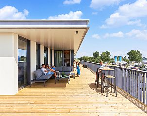 Geniet van het ruime terras bij Groepsaccommodatie 't Wolderwijd in Zeewolde, Zuidelijk Flevoland met prachtig uitzicht op de natuur.