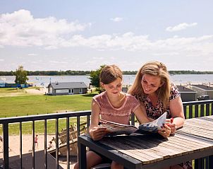 Geniet van het uitzicht op het terras van Groepsaccommodatie 't Wolderwijd in Zeewolde, Zuidelijk Flevoland, met een prachtig meer op de achtergrond.