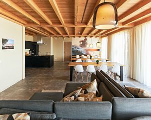 Ruime binnenruimte van Groepsaccommodatie 't Wolderwijd in Zeewolde, Flevoland met moderne keuken en gezellige eethoek.