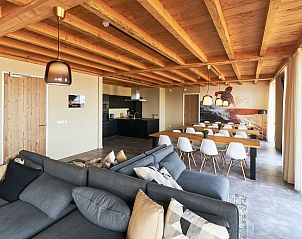 Ruime binnenruimte van Groepsaccommodatie 't Wolderwijd in Zeewolde, Zuidelijk Flevoland, met comfortabele zithoek en grote eettafel.