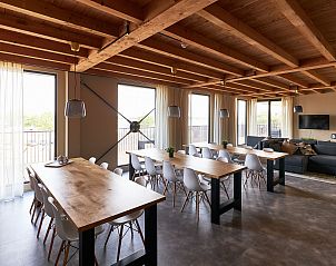 Ruime binnenruimte van Groepsaccommodatie 't Wolderwijd in Zeewolde, Flevoland, met moderne eet- en zithoek voor een comfortabel verblijf.