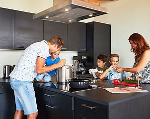 Gezellige keuken in Groepsaccommodatie 't Wolderwijd, Zeewolde, ideaal vakantiehuis voor families in Zuidelijk Flevoland.