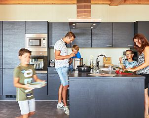 Gezellige keuken in Groepsaccommodatie 't Wolderwijd in Zeewolde, ideaal vakantiehuis voor families in Zuidelijk Flevoland, Flevoland.