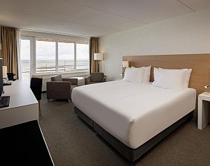 Moderne tweepersoonskamer in WestCord Hotel Schylge, West-Terschelling met uitzicht op de zee.