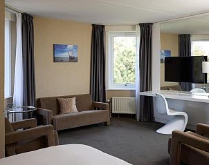 Comfortabele zithoek in hotelkamer van WestCord Hotel Schylge, West-Terschelling.