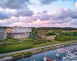WestCord Hotel Schylge, West-Terschelling naast de jachthaven bij zonsondergang.