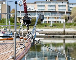 Jacht voor WestCord Hotel Schylge, West-Terschelling met uitzicht op het hotel.