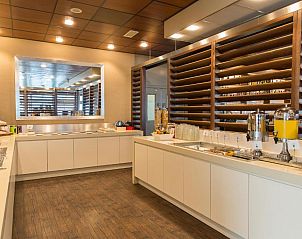 Ontbijtbuffet in WestCord Hotel Schylge, West-Terschelling met diverse keuzes.