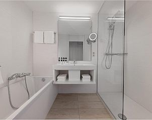Moderne badkamer met douche in WestCord Hotel Schylge, West-Terschelling.